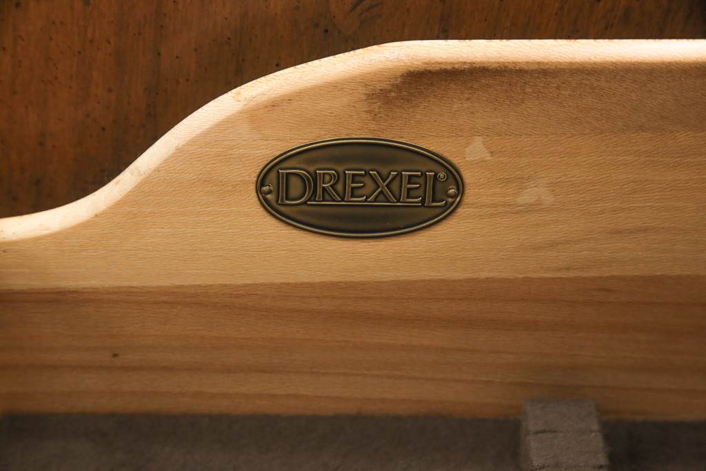 中古　美品　DREXEL HERITAGE(ドレクセルヘリテイジ)　品のある佇まいが美しいサイドボード(収納棚、戸棚、キャビネット)(R-054418)