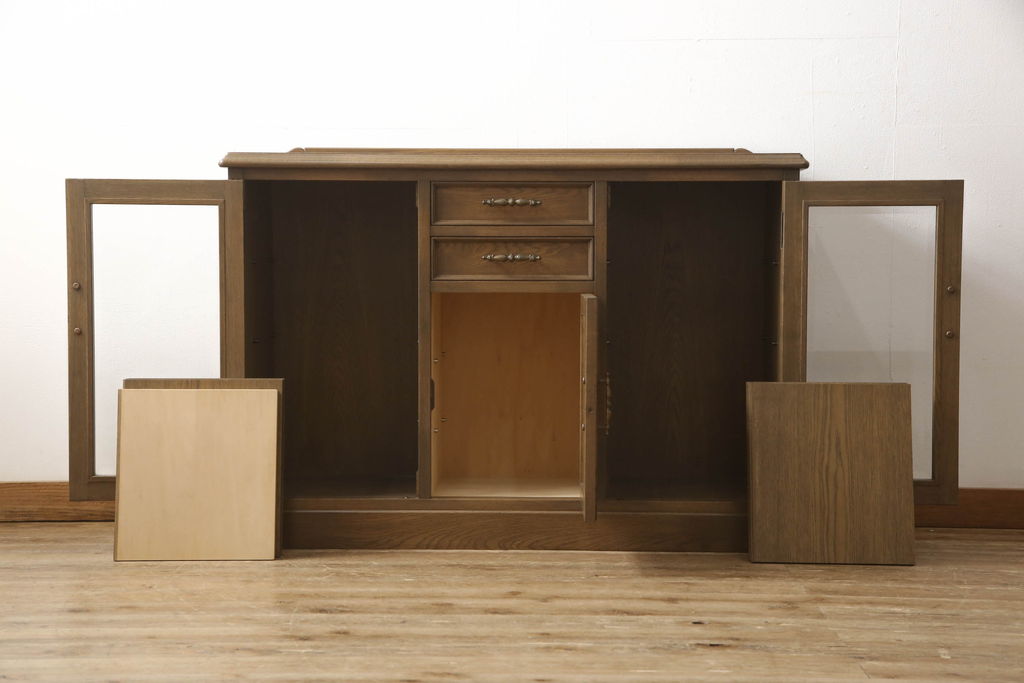 中古　美品　神戸洋家具　上質なつくりと凝ったデザインが魅力的なサイドボード(キャビネット、収納棚、戸棚)(R-053562)
