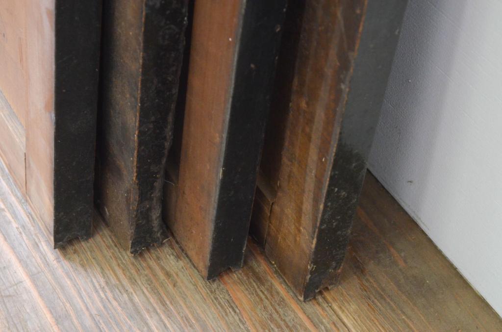 アンティーク建具　和モダンなお部屋作りにおすすめな漆塗りの板戸窓4枚セット(引き戸)(R-067989)