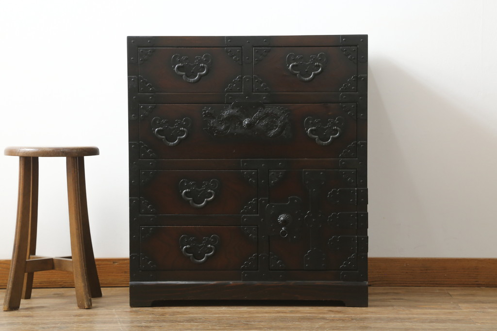 中古　美品　落ち着いた深い色味が魅力的なアンティーク調和箪笥(時代箪笥、衣装箪笥、収納箪笥、整理箪笥、タンス、引き出し)(R-073680)