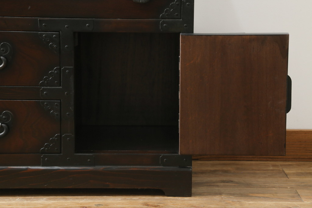 中古　美品　落ち着いた深い色味が魅力的なアンティーク調和箪笥(時代箪笥、衣装箪笥、収納箪笥、整理箪笥、タンス、引き出し)(R-073680)