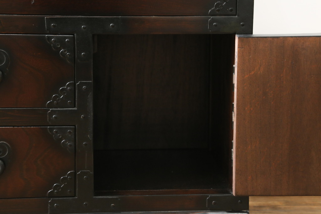 中古　美品　落ち着いた深い色味が魅力的なアンティーク調和箪笥(時代箪笥、衣装箪笥、収納箪笥、整理箪笥、タンス、引き出し)(R-073680)