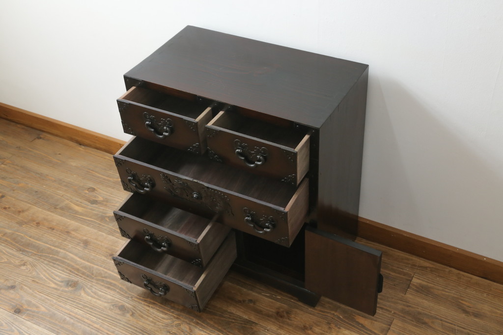 中古　美品　落ち着いた深い色味が魅力的なアンティーク調和箪笥(時代箪笥、衣装箪笥、収納箪笥、整理箪笥、タンス、引き出し)(R-073680)