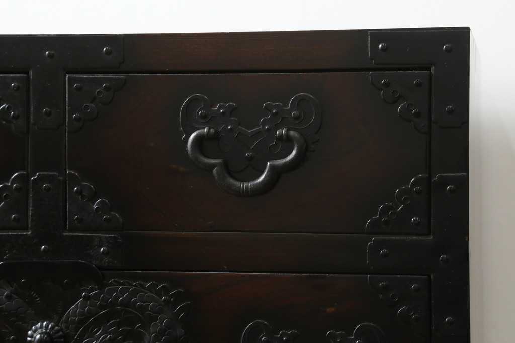 中古　美品　落ち着いた深い色味が魅力的なアンティーク調和箪笥(時代箪笥、衣装箪笥、収納箪笥、整理箪笥、タンス、引き出し)(R-073680)