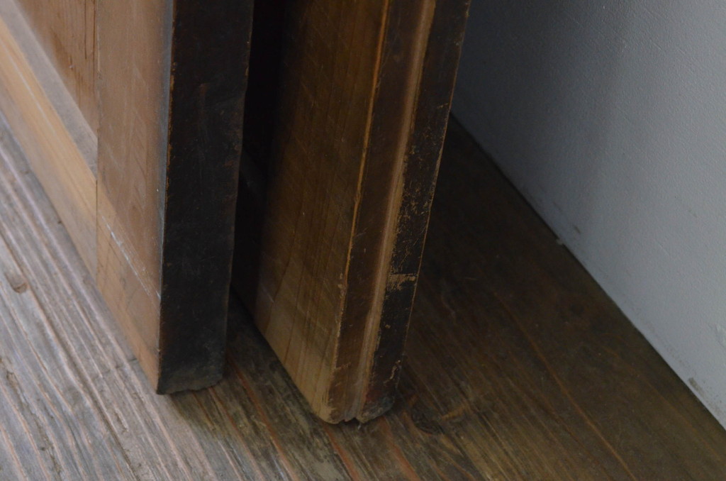 アンティーク建具　杉材　一枚板　時を経た風合いが味わい深い板戸窓2枚セット(引き戸)(R-067870)