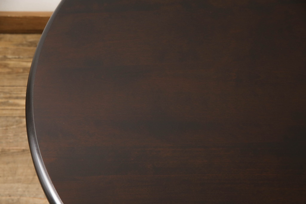 中古　美品　北海道民芸家具　HM4721　樺材　上品でクラシカルな雰囲気を醸し出す丸テーブル(円形テーブル、ラウンドテーブル、ダイニングテーブル、2人掛け、4人掛け、食卓)(R-066824)