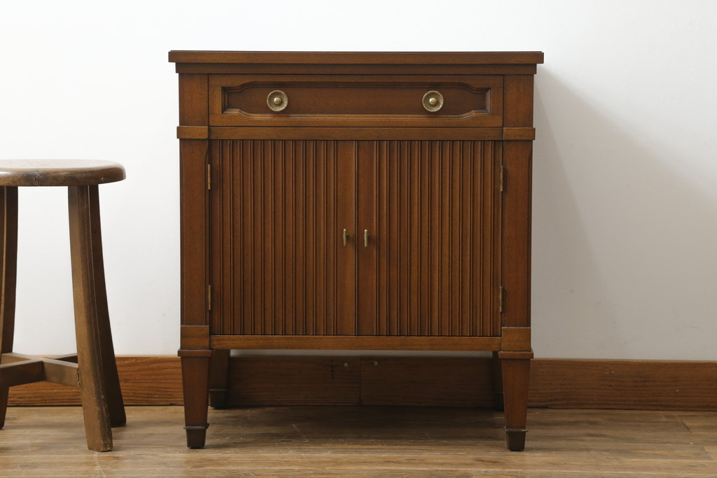 中古　DREXEL HERITAGE(ドレクセルヘリテイジ)　Triune(トライユン)　マホガニー材　上品な佇まいが魅力のナイトテーブル(サイドテーブル、収納棚、戸棚、サイドキャビネット)(R-061991)