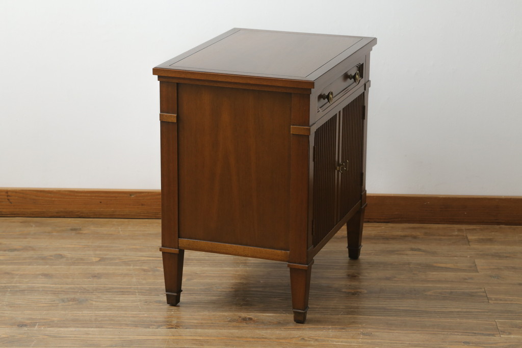 中古　DREXEL HERITAGE(ドレクセルヘリテイジ)　Triune(トライユン)　マホガニー材　上品な佇まいが魅力のナイトテーブル(サイドテーブル、収納棚、戸棚、サイドキャビネット)(R-061991)