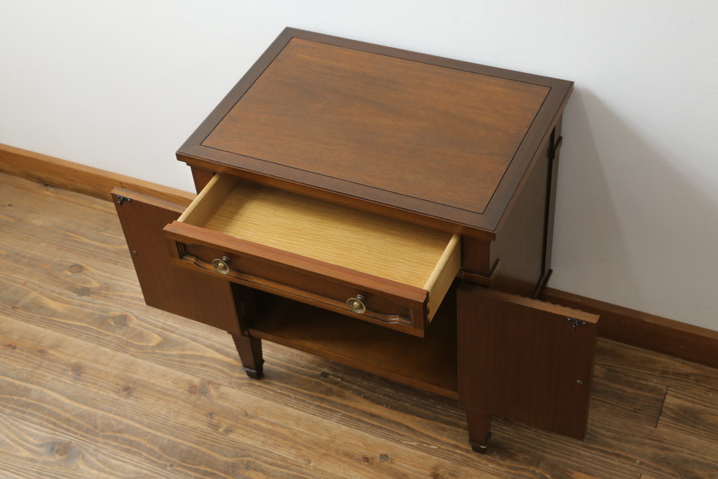 中古　DREXEL HERITAGE(ドレクセルヘリテイジ)　Triune(トライユン)　マホガニー材　上品な佇まいが魅力のナイトテーブル(サイドテーブル、収納棚、戸棚、サイドキャビネット)(R-061991)