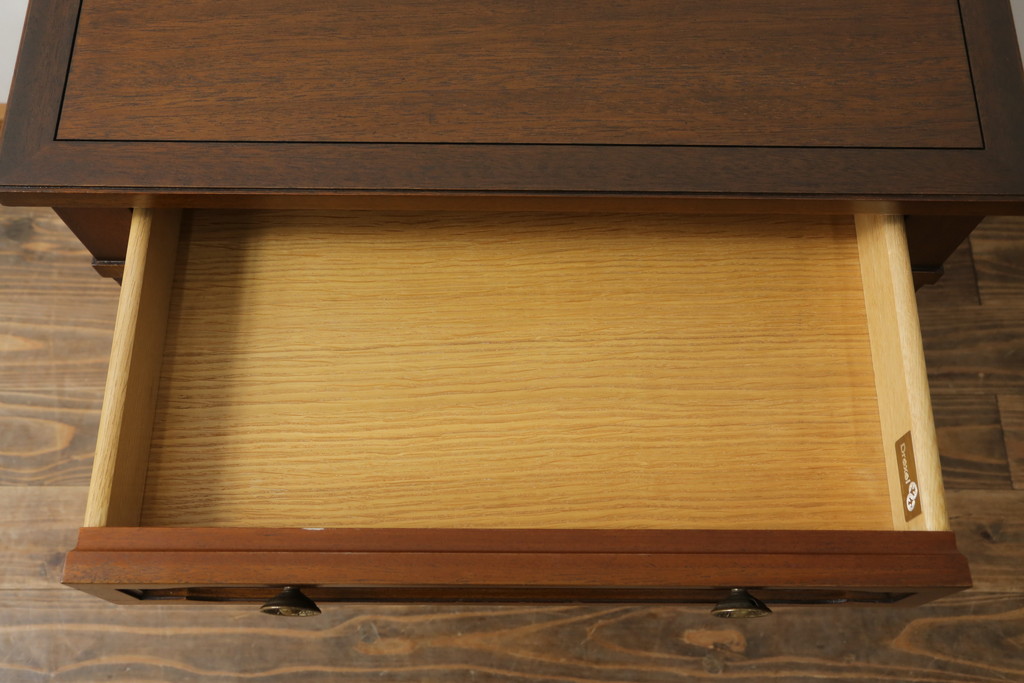 中古　DREXEL HERITAGE(ドレクセルヘリテイジ)　Triune(トライユン)　マホガニー材　上品な佇まいが魅力のナイトテーブル(サイドテーブル、収納棚、戸棚、サイドキャビネット)(R-061991)