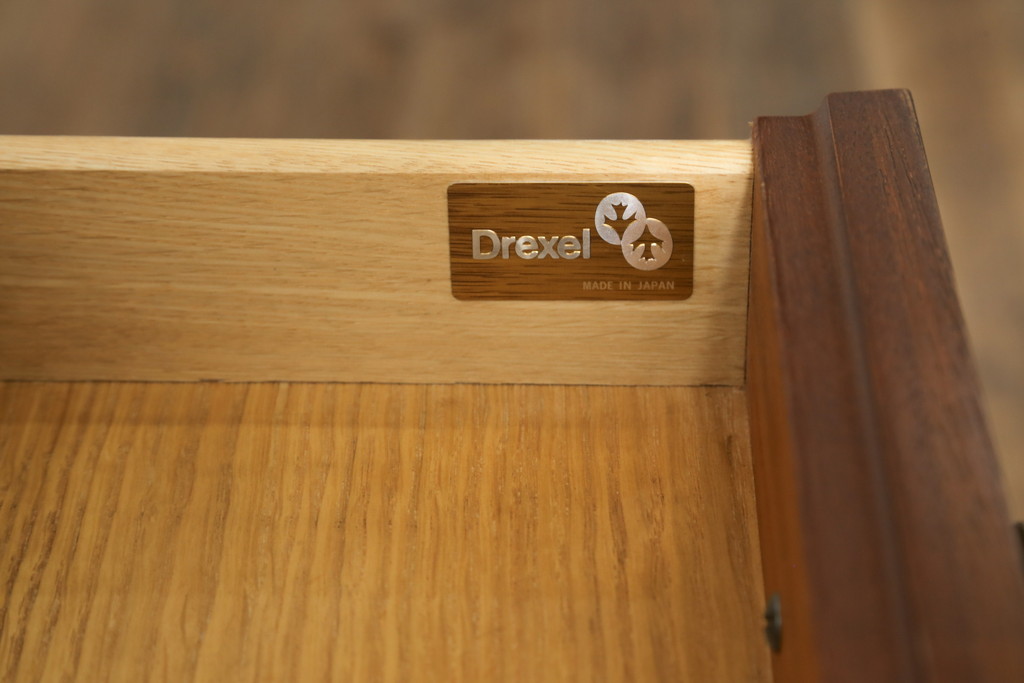 中古　DREXEL HERITAGE(ドレクセルヘリテイジ)　Triune(トライユン)　マホガニー材　上品な佇まいが魅力のナイトテーブル(サイドテーブル、収納棚、戸棚、サイドキャビネット)(R-061991)