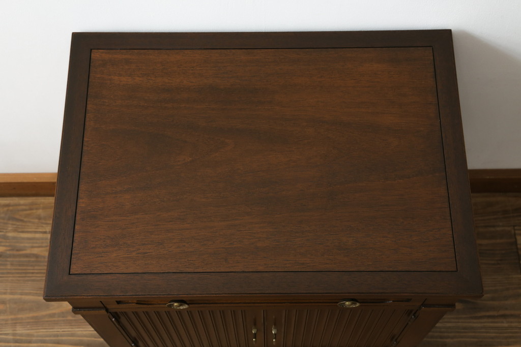 中古　DREXEL HERITAGE(ドレクセルヘリテイジ)　Triune(トライユン)　マホガニー材　上品な佇まいが魅力のナイトテーブル(サイドテーブル、収納棚、戸棚、サイドキャビネット)(R-061991)