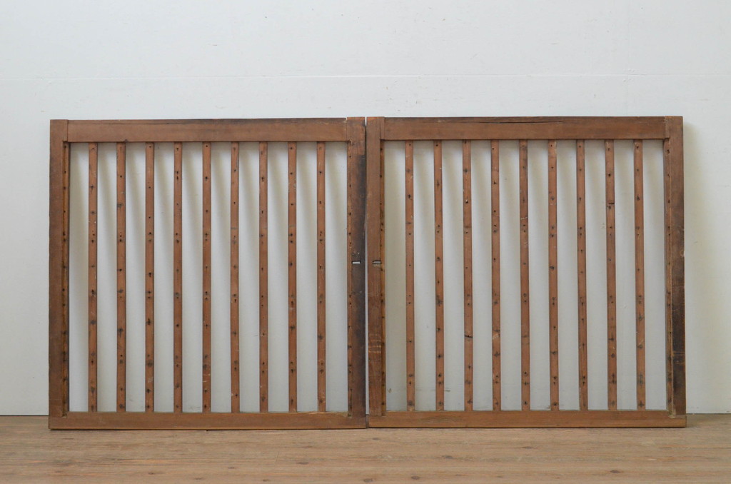 アンティーク建具　経年を感じさせる木味が魅力の縦桟引き戸2枚セット(窓、格子戸)(R-067872)