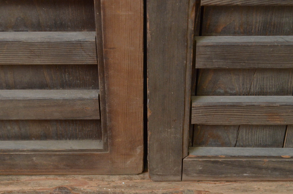 アンティーク建具　古き時代の味わいが魅力的な横桟板戸窓2枚セット(格子戸、引き戸)(R-067931)