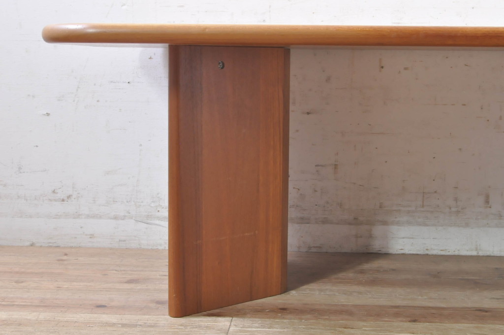 デンマーク家具　希少　チーク材　P. Jeppesen Mobelfabrik　PJ Furniture(ピージェーファニチャー)　DANISH(デニッシュ)マーク　シンプルなデザインが取り入れやすいローテーブル(センターテーブル、リビングテーブル、北欧)(R-073934)