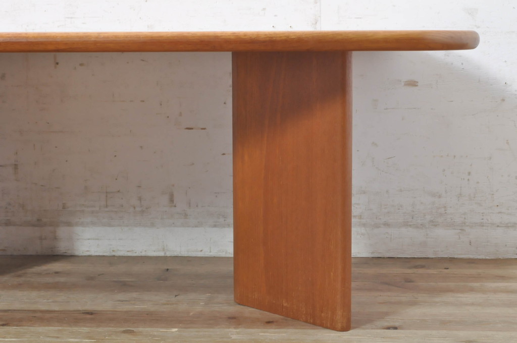 デンマーク家具　希少　チーク材　P. Jeppesen Mobelfabrik　PJ Furniture(ピージェーファニチャー)　DANISH(デニッシュ)マーク　シンプルなデザインが取り入れやすいローテーブル(センターテーブル、リビングテーブル、北欧)(R-073934)