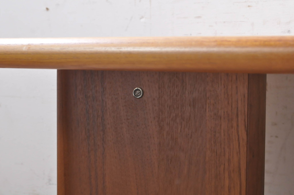 デンマーク家具　希少　チーク材　P. Jeppesen Mobelfabrik　PJ Furniture(ピージェーファニチャー)　DANISH(デニッシュ)マーク　シンプルなデザインが取り入れやすいローテーブル(センターテーブル、リビングテーブル、北欧)(R-073934)
