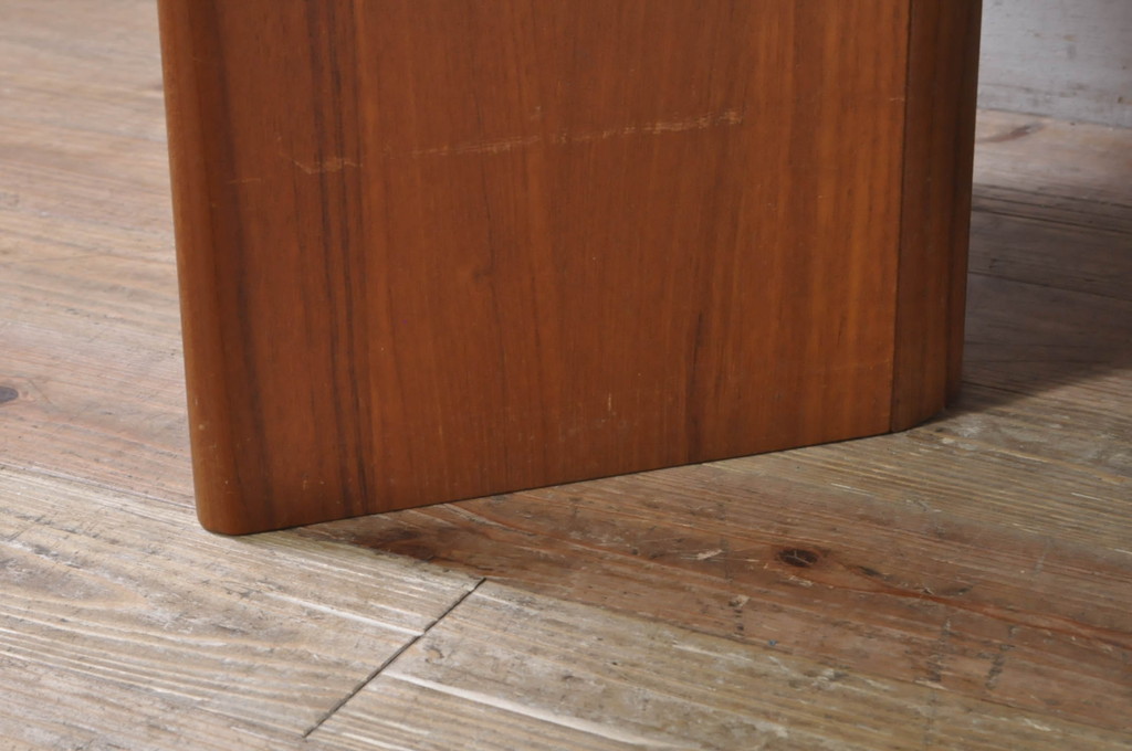デンマーク家具　希少　チーク材　P. Jeppesen Mobelfabrik　PJ Furniture(ピージェーファニチャー)　DANISH(デニッシュ)マーク　シンプルなデザインが取り入れやすいローテーブル(センターテーブル、リビングテーブル、北欧)(R-073934)