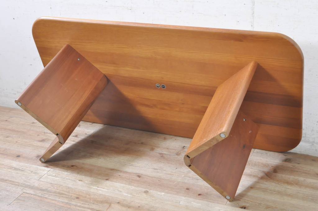 デンマーク家具　希少　チーク材　P. Jeppesen Mobelfabrik　PJ Furniture(ピージェーファニチャー)　DANISH(デニッシュ)マーク　シンプルなデザインが取り入れやすいローテーブル(センターテーブル、リビングテーブル、北欧)(R-073934)