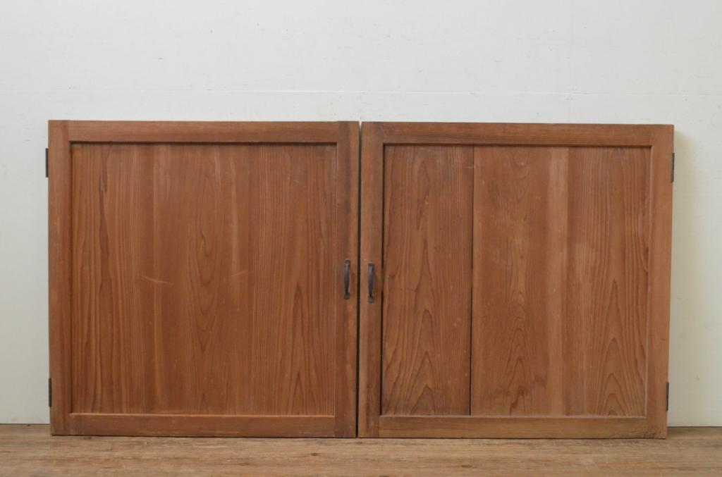 アンティーク建具　杉材　経年を感じさせる木味が魅力の両開き板戸窓1対2枚セット(木製扉)(R-067998)