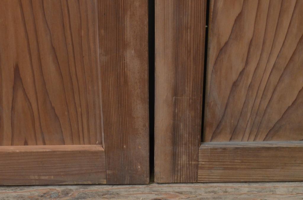 アンティーク建具　杉材　経年を感じさせる木味が魅力の両開き板戸窓1対2枚セット(木製扉)(R-067998)