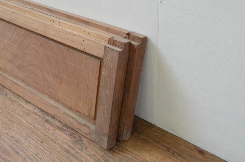アンティーク建具　　総欅(ケヤキ)材　和の趣を感じられる小さな板戸窓2枚セット(引き戸)(R-068006)