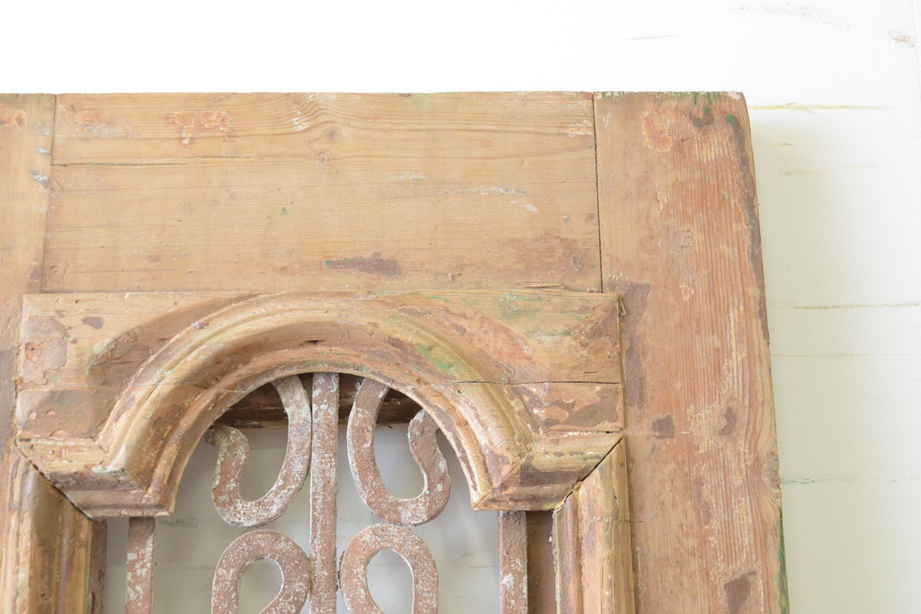 フランスアンティーク　ペイント仕上げ限定　パイン材　シャビーな風合いが魅力的なアイアンフェンス入りの両開きドア1対2枚セット(建具、木製扉)(R-068058)