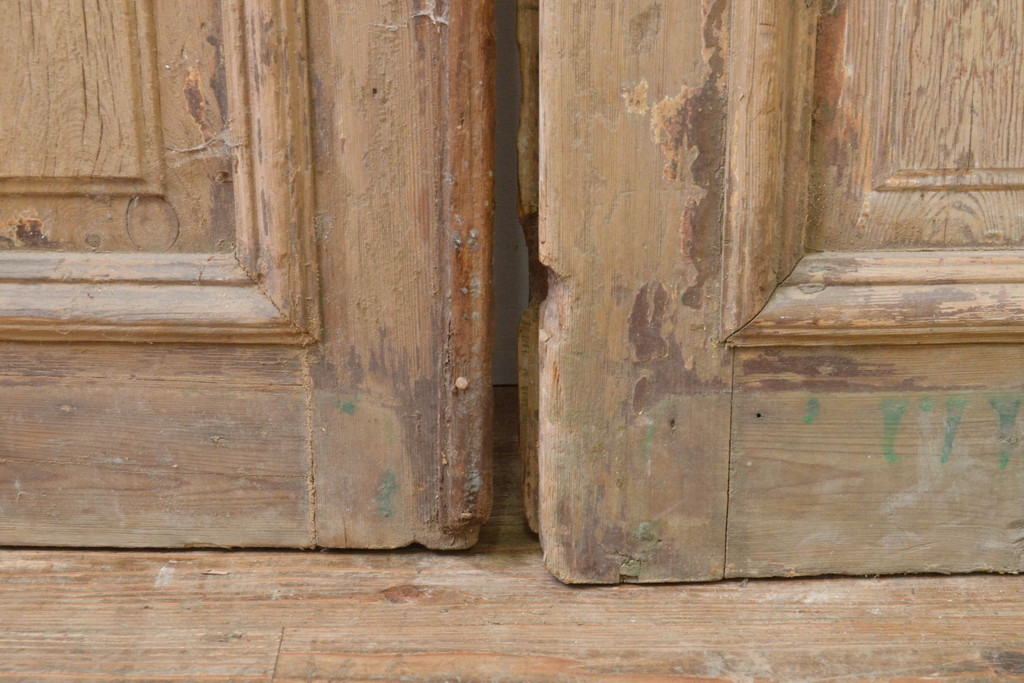 フランスアンティーク　ペイント仕上げ限定　パイン材　シャビーな風合いが魅力的なアイアンフェンス入りの両開きドア1対2枚セット(建具、木製扉)(R-068058)