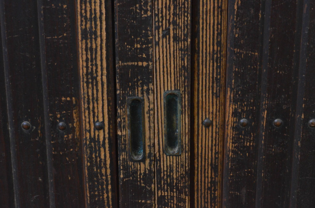 アンティーク建具　重厚感のある小さな縦格子付きの板戸窓4枚セット(鎧戸、水屋引き戸、格子戸)(R-068028)