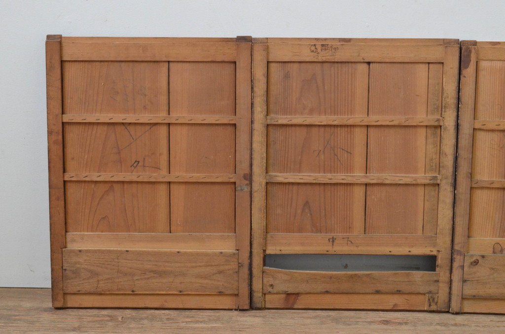 アンティーク建具　重厚感のある小さな縦格子付きの板戸窓4枚セット(鎧戸、水屋引き戸、格子戸)(R-068028)