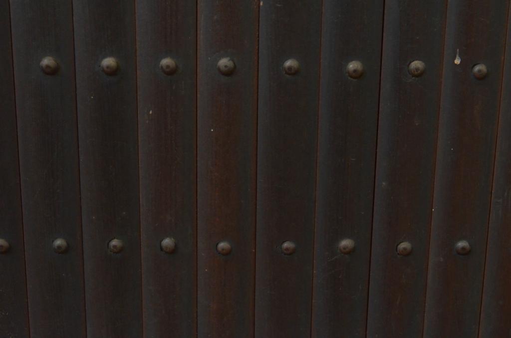 アンティーク建具　和の雰囲気溢れる縦桟格子の小さな引き戸2枚セット(板戸、格子戸、鎧戸)(R-067684)