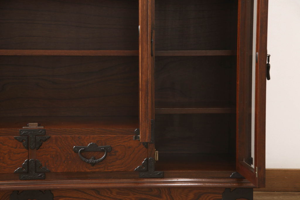 中古　美品　伝統民芸家具　岩谷堂箪笥　金具の細やかなデザインが美しいサイドボード(収納棚、戸棚、飾り棚、食器棚、サイドキャビネット)(R-057742)
