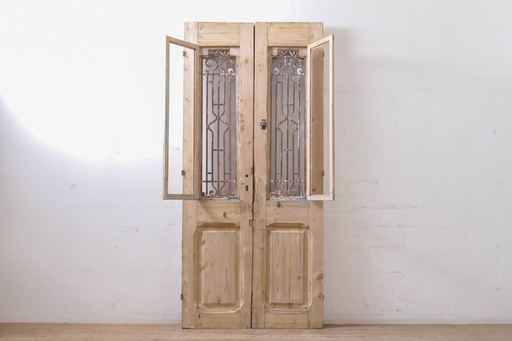 海外アンティーク　パイン材　ヨーロピアンの香り漂うアイアンフェンス入り両開きドア1対2枚セット(建具、木製扉)(R-068129)