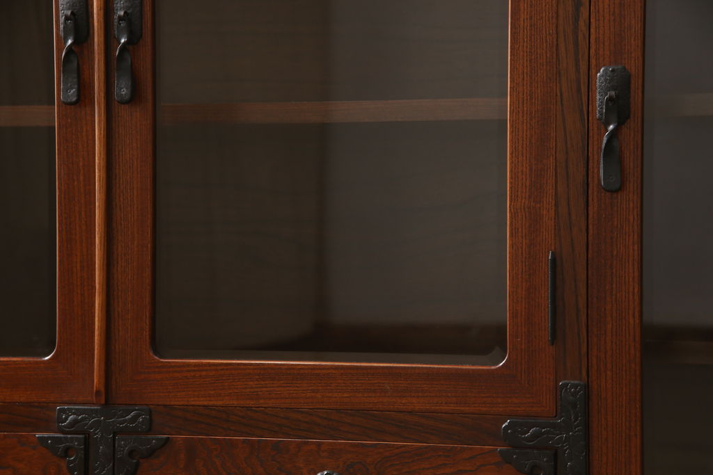中古　美品　伝統民芸家具　岩谷堂箪笥　金具の細やかなデザインが美しいサイドボード(収納棚、戸棚、飾り棚、食器棚、サイドキャビネット)(R-057742)