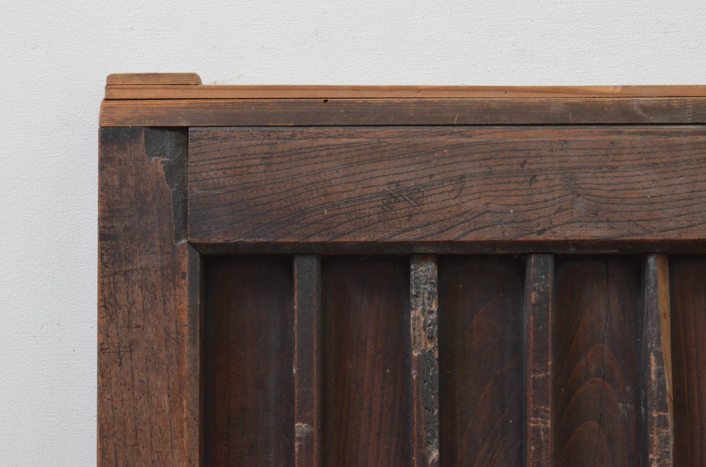 アンティーク建具　枠欅(ケヤキ)材　和の雰囲気溢れる縦格子の板戸窓1枚(格子戸、引き戸)(R-068044)