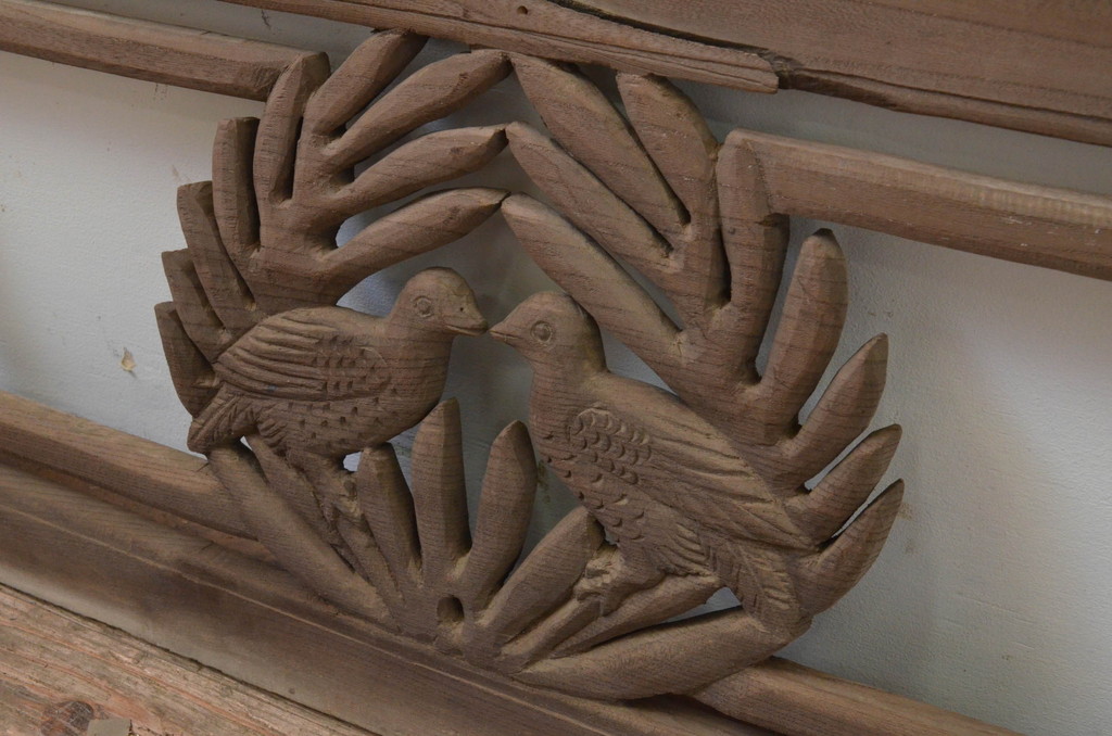 アンティーク建具　総欅(ケヤキ)材　鳥のデザインがかわいらしい小振りな彫刻欄間1枚(明り取り、明かり取り)(R-068047)