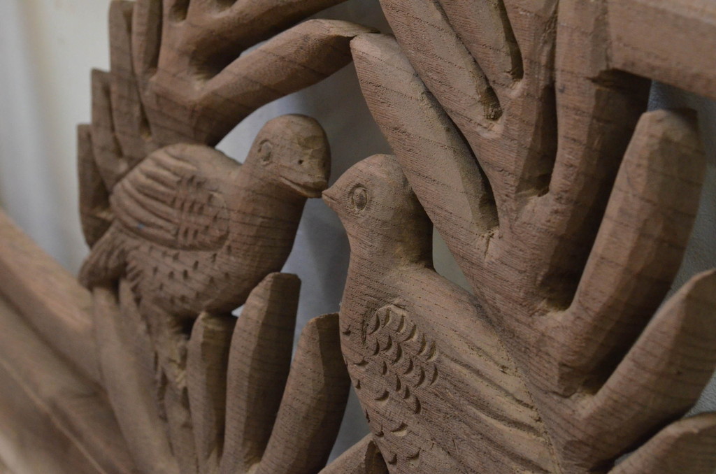 アンティーク建具　総欅(ケヤキ)材　鳥のデザインがかわいらしい小振りな彫刻欄間1枚(明り取り、明かり取り)(R-068047)