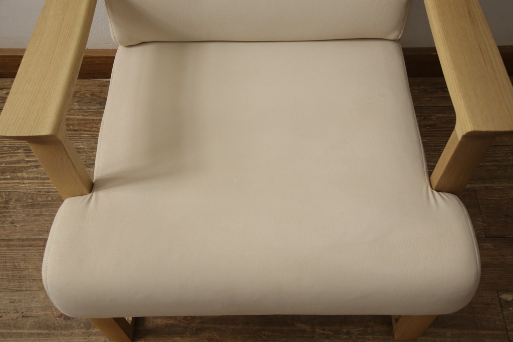 中古　美品　カリモク家具(karimoku)　オーク材　ピュアオーク色　LDチェアー　CS6210　特注ラムースT-5451　肘付食堂椅子　ナチュラルな空間を演出するリビングダイニングソファ(アームソファ、1人掛け、一人掛け、イス)(1脚定価約12万円)(R-066451)