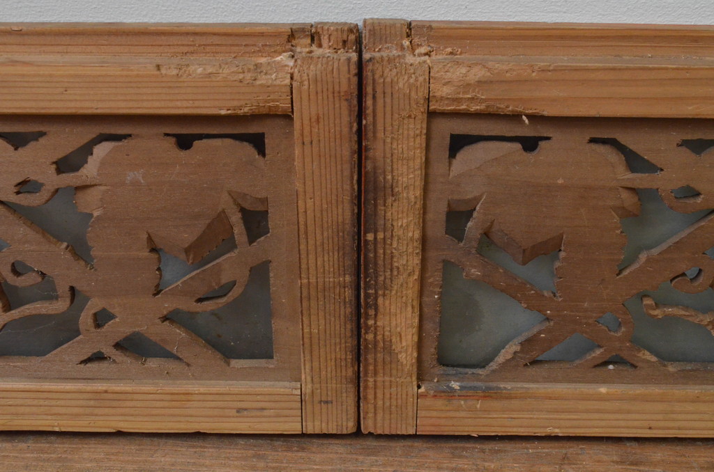 アンティーク建具　小さな彫刻入りが魅力的な引き戸2枚セット(窓、ガラス戸)(R-067713)