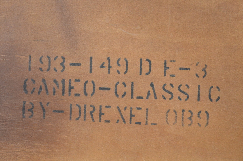 中古　DREXEL HERITAGE(ドレクセルヘリテイジ)　Cameo Classics(キャメオクラシックス)　優雅なひとときを演出するカクテルテーブル(センターテーブル、ローテーブル、リビングテーブル、カフェテーブル)(定価約60万円)(R-067248)