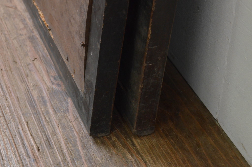 アンティーク建具　どっしりとした存在感のある縦格子入り板戸窓2枚セット(引き戸、格子戸、鎧戸、水屋箪笥)(R-067699)