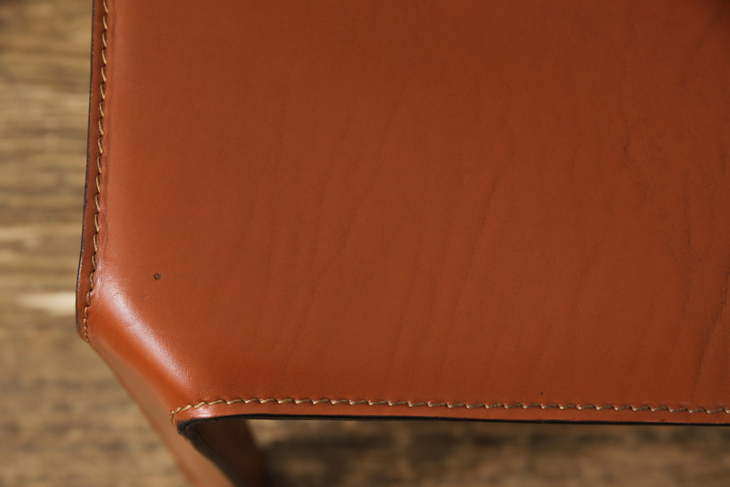 中古　Cassina(カッシーナ)　412　CAB(キャブ)　MARIO BELLINI(マリオベリーニ)　チャイナレッドカラー　空間のアクセントになるアームレスチェア(ダイニングチェア)(定価約21万円)(R-056898)