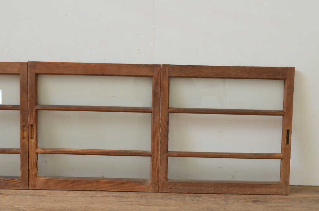 アンティーク建具　経年を感じさせる木味が魅力の小さなガラス窓4枚セット(ガラス戸、引き戸)(R-067722)