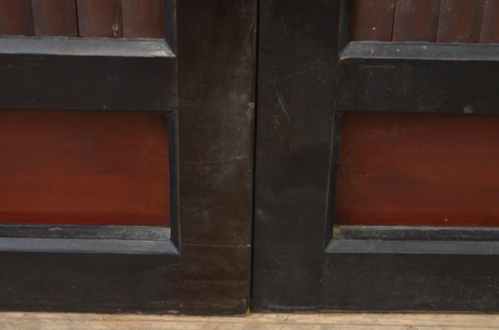 アンティーク建具　上手物!!　存在感のある漆塗り縦格子入り板戸窓2枚セット(引き戸、格子戸、鎧戸、水屋箪笥)(R-067700)