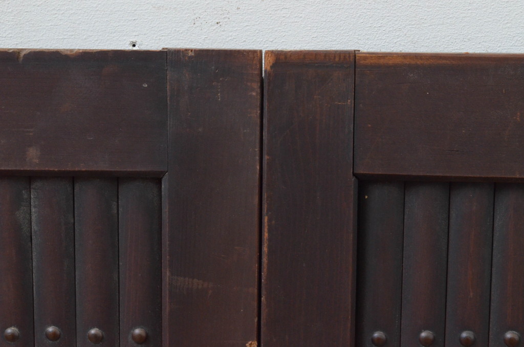 アンティーク建具　和の空間を演出する縦格子入り板戸窓2枚セット(引き戸、格子戸、鎧戸、水屋箪笥)(R-067702)