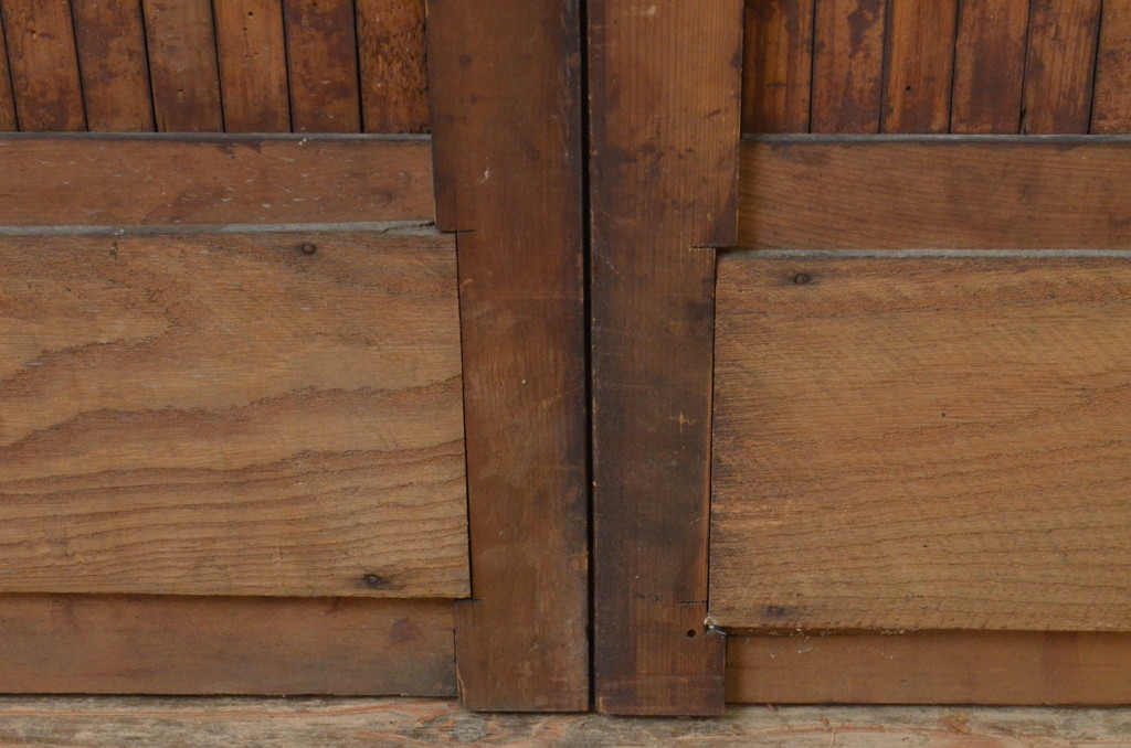 アンティーク建具　和の空間を演出する縦格子入り板戸窓2枚セット(引き戸、格子戸、鎧戸、水屋箪笥)(R-067702)