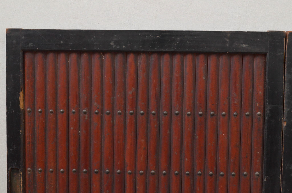アンティーク建具　どっしりと存在感のある縦格子入り板戸窓2枚セット(引き戸、格子戸、鎧戸、水屋箪笥)(R-067703)