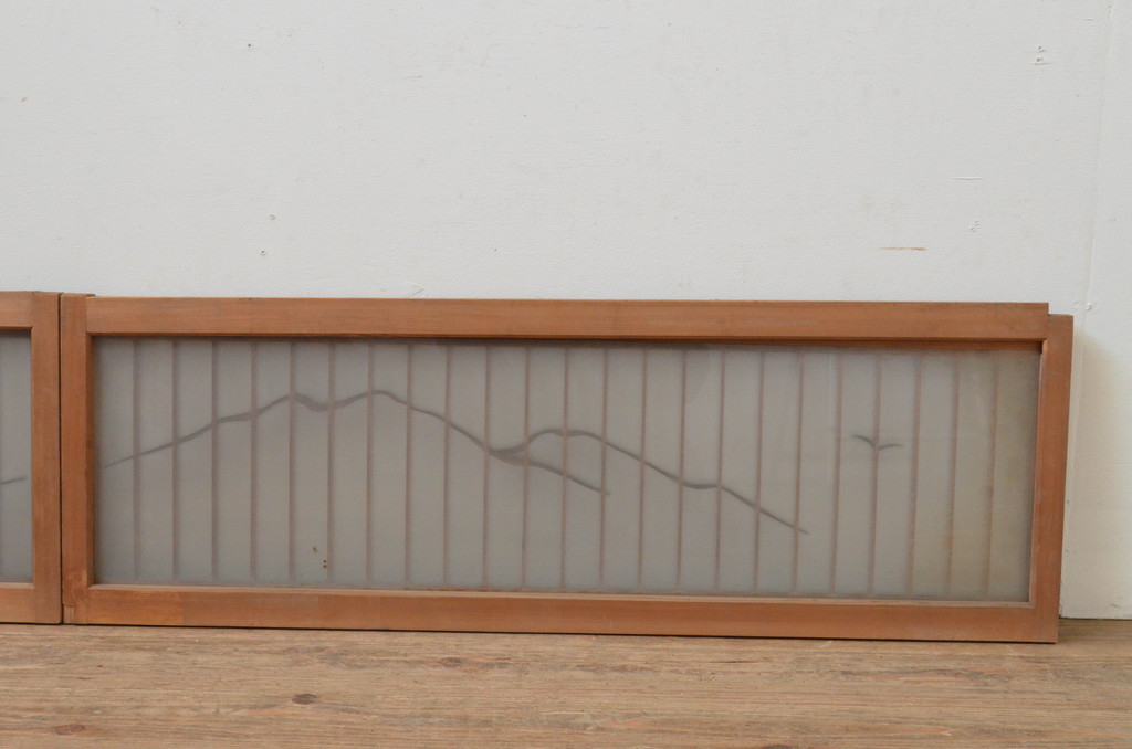 アンティーク建具　片面ガラス入り　品のある和の空間づくりにおすすめ!格子と彫刻飾り付きの横長ガラス戸2枚セット(格子戸、引き戸、ガラス窓、松)(R-067725)
