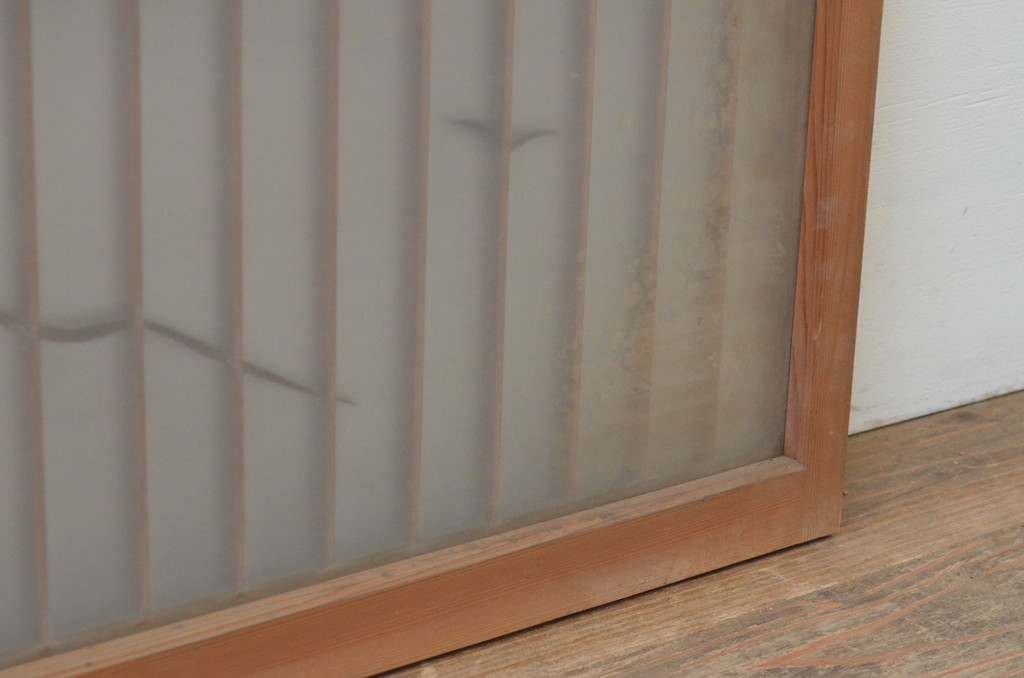 アンティーク建具　片面ガラス入り　品のある和の空間づくりにおすすめ!格子と彫刻飾り付きの横長ガラス戸2枚セット(格子戸、引き戸、ガラス窓、松)(R-067725)