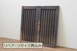 くぐり戸をリペア&カスタム!網を取り外しガラスを取り付け。既存の戸車・金具を取り外し、鍵跡付近の裏側に板を張り付け。色味は当店商品を参考に着色し、外部向けの塗料にて仕上げ。(蔵戸、建具、玄関戸)